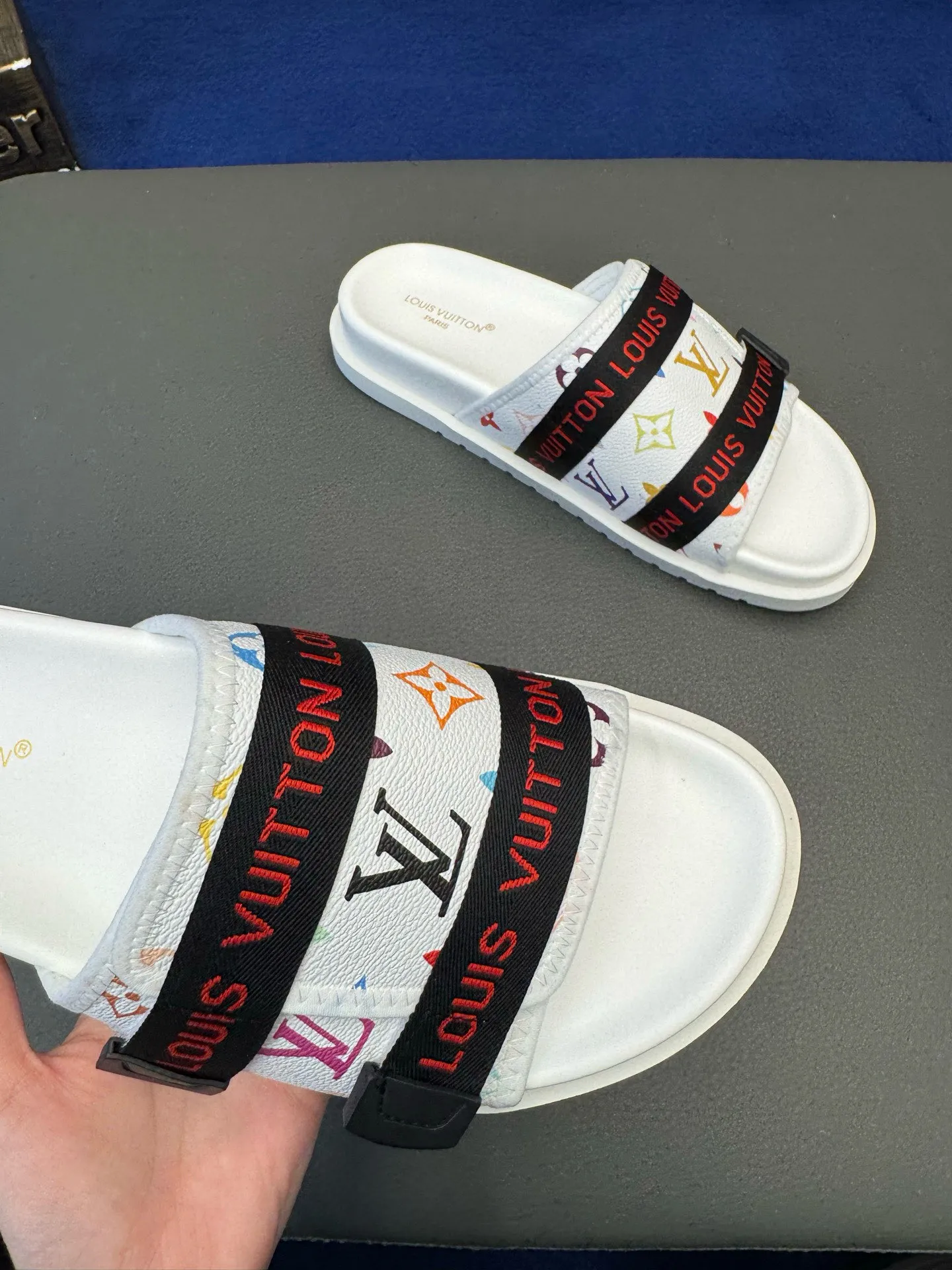 [L Home] P: 340💰Size: 38-45 Top purchasing lv men's summer slippers, classic presbyopia with soft real leather lining, unique color splicing effect, distinctive personality, fashionable and trendy essential style, light and comfortable. Lightweight and tough rubber insole, micro ridged foam outsole, super comfortable!